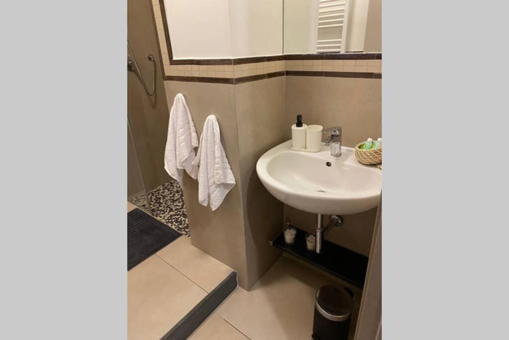 B&B Piano1 Interno5 - Accogliente E Moderno Bilocale Vicino Al Centro ซาแลร์โน ภายนอก รูปภาพ